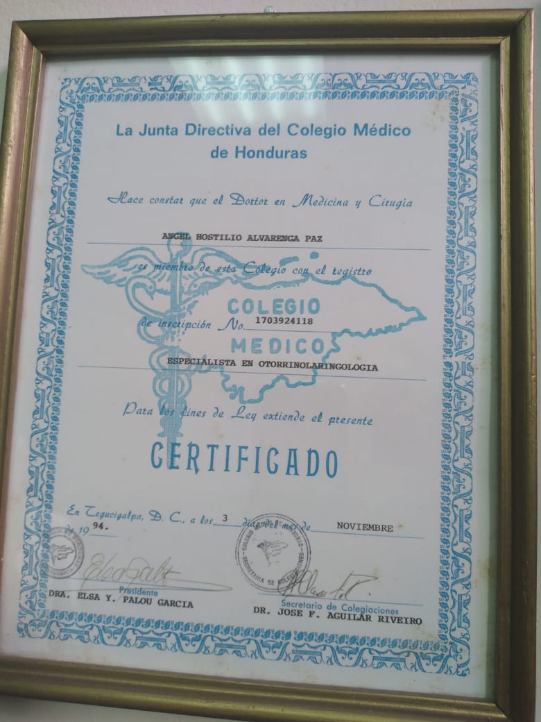 Diploma que consta que es Miembro del Colegio, con Especialidad en Otorrinolaringología