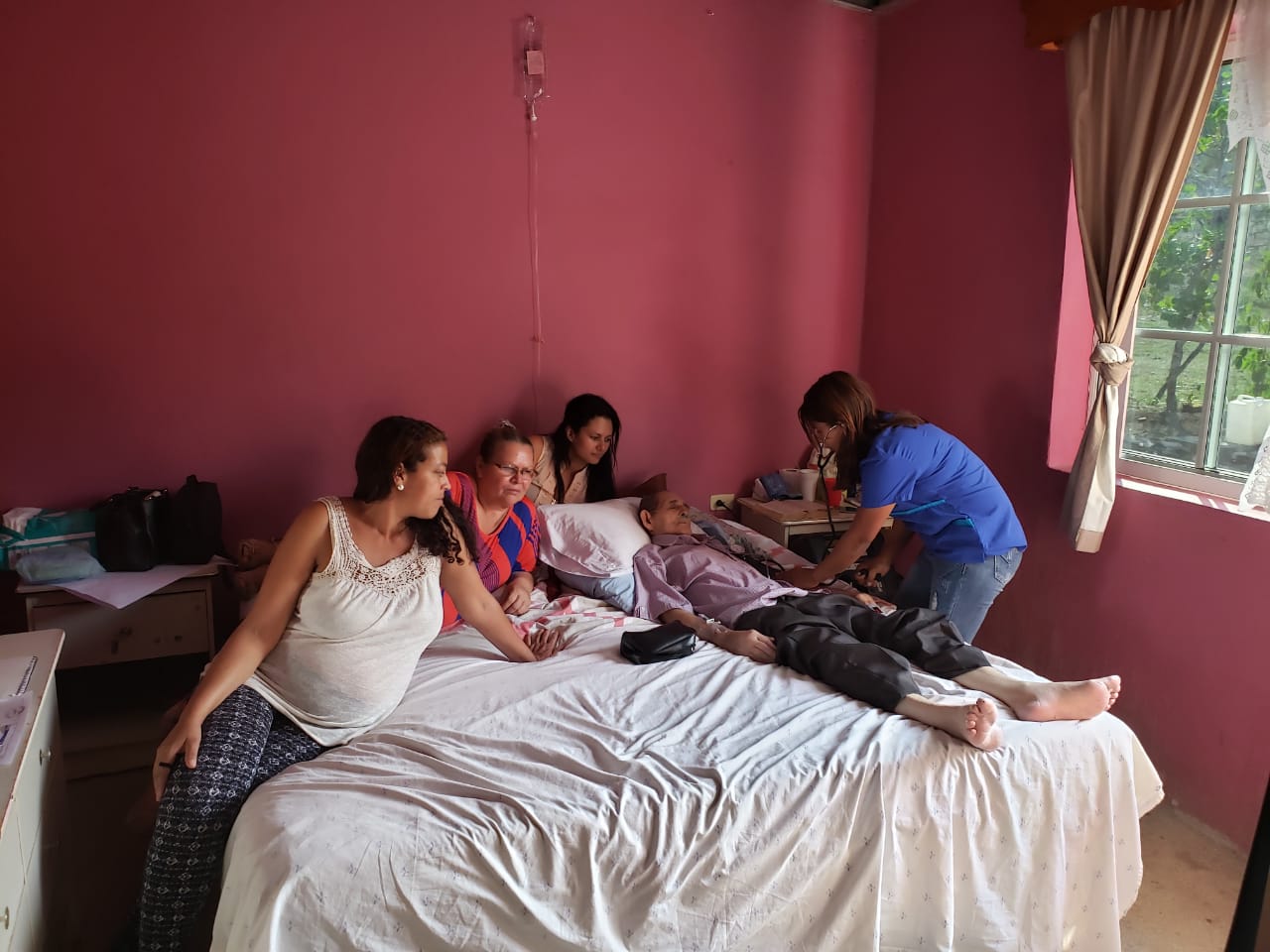 La Familia Participa en el Cuidado de su Enfermo (se le educa a la familia y la enfermera participa)