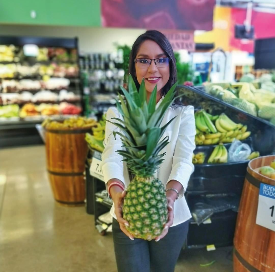 Beneficios de la Piña : La piña es rica en vitamina C por lo que favorece al sistema inmunológico.  Es una fruta rica en potasio, y en menor cantidad posee magnesio y hierro.  La piña posee bromelina una enzima que facilita la digestión.  Mejora la circulación y tiene efectos antiinflamatorios.